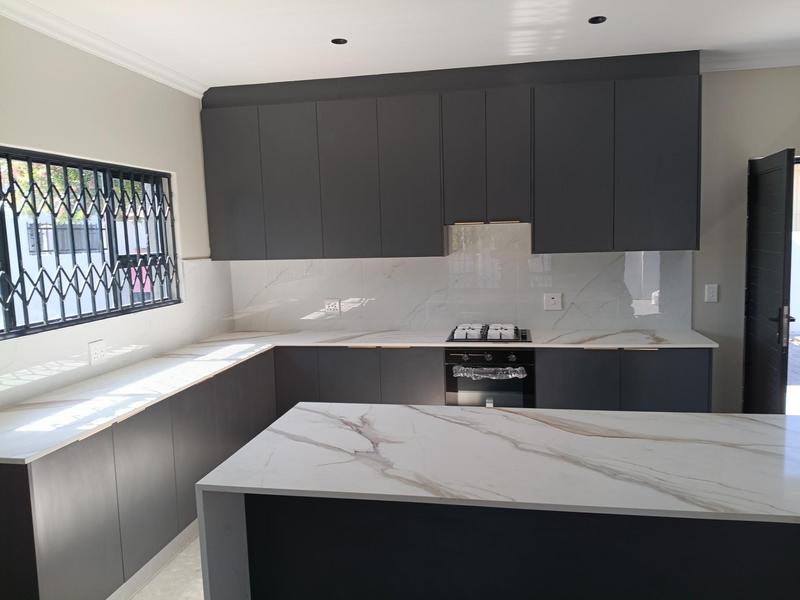 15569527